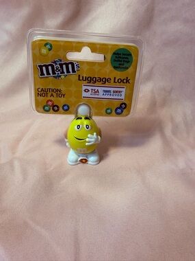M&M'S Yellow Character Keyed Travel Lock